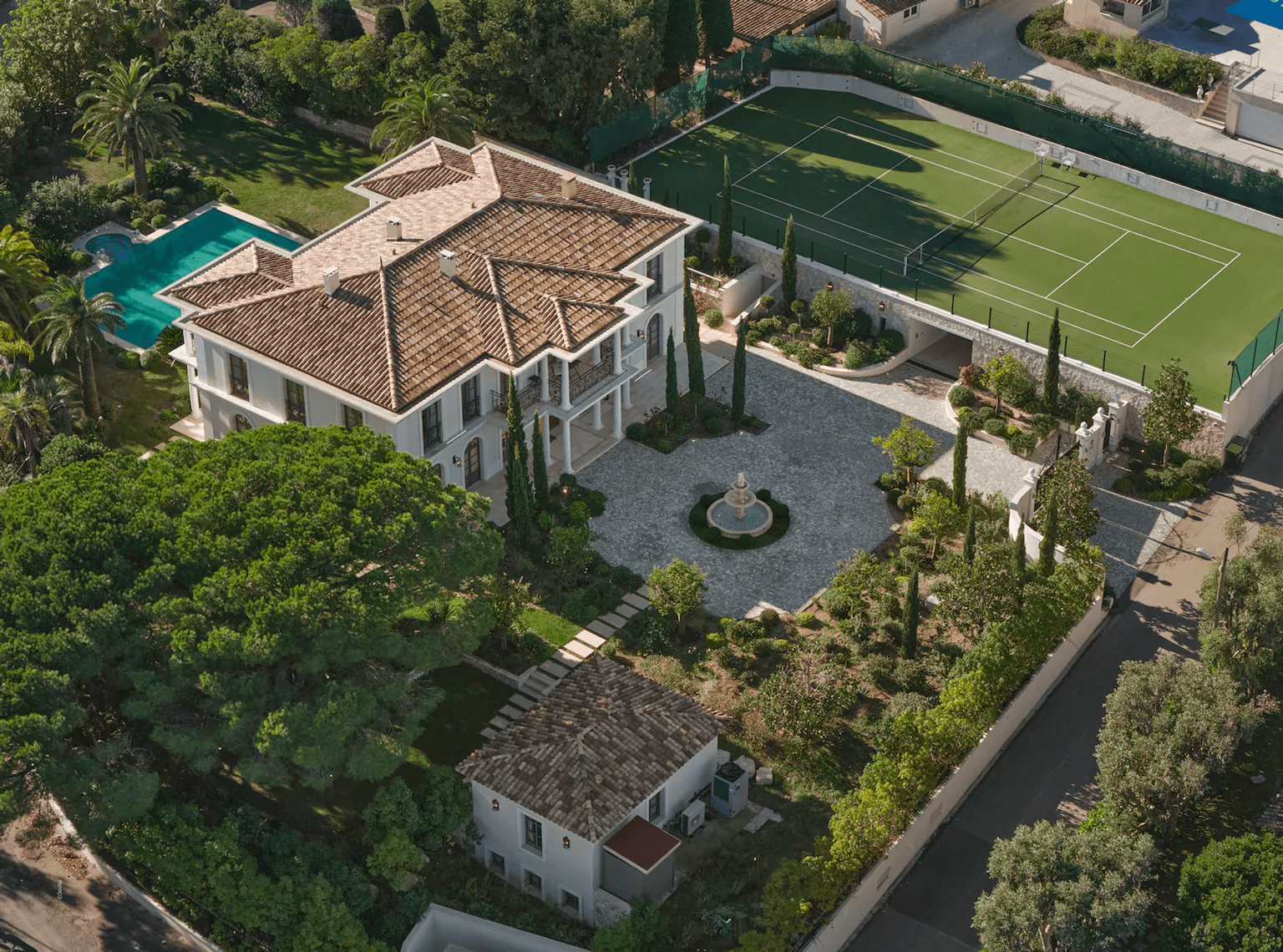 Editorial overview of Villa Palace de Lys in Super Cannes