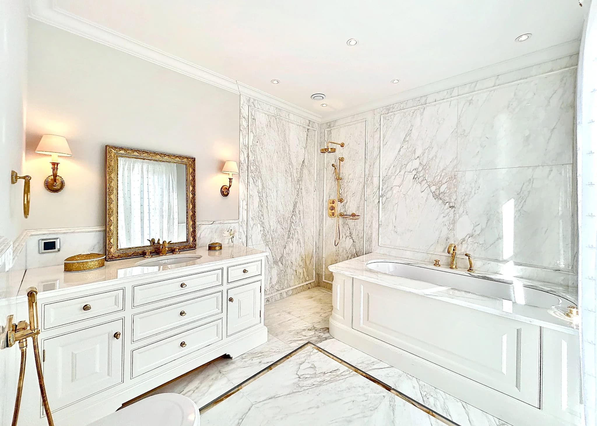 White Marble Bathroom at Villa Palace de Lys