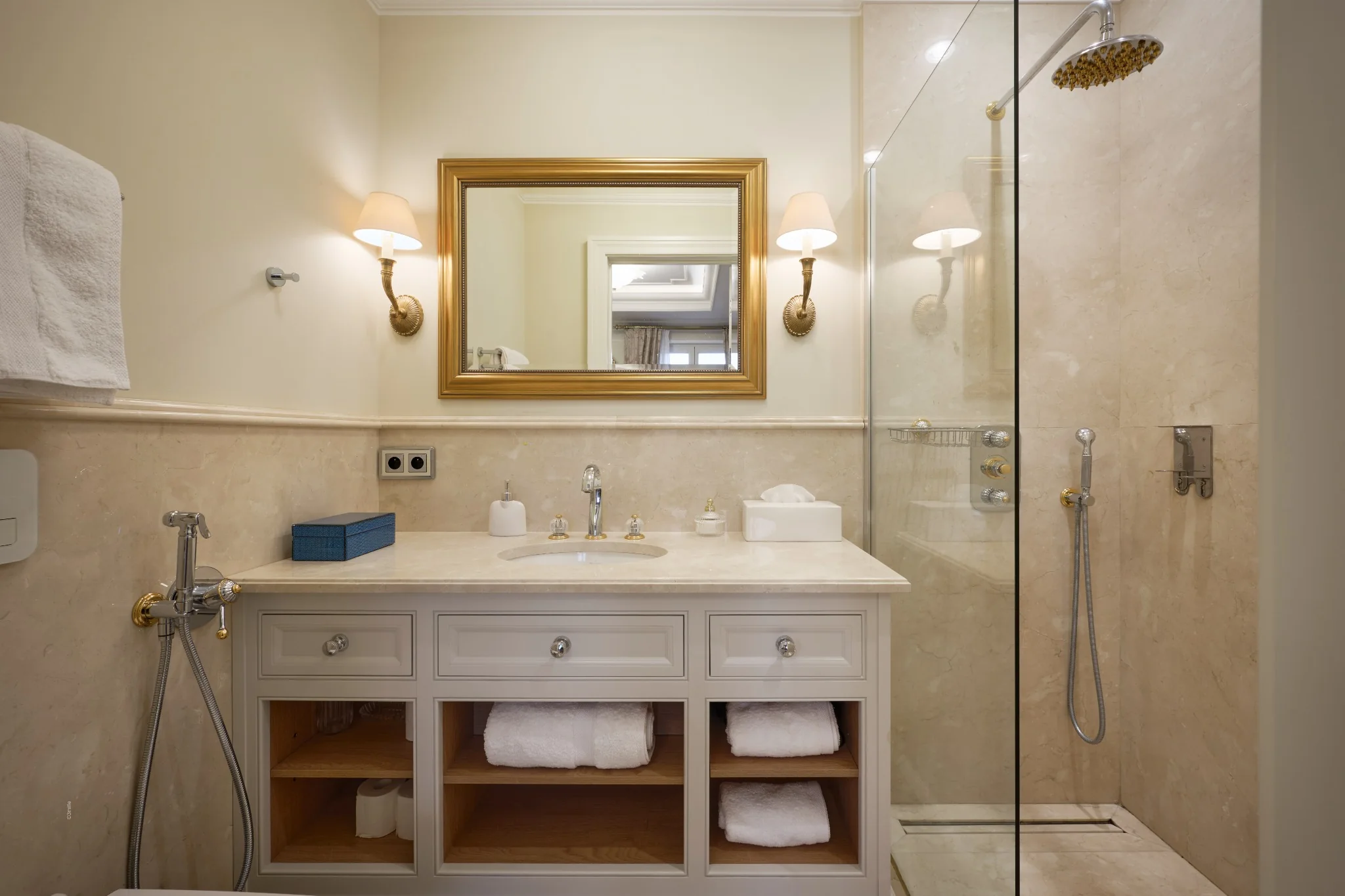 Guest Bathroom at Villa Palace de Lys